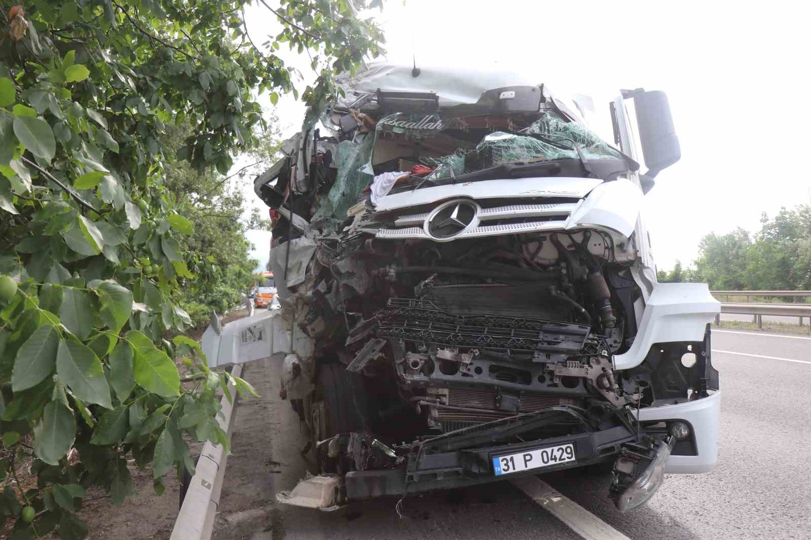 Emniyet şeridinde park halindeki yolcu otobüsüne tır çarptı: 3 yaralı
