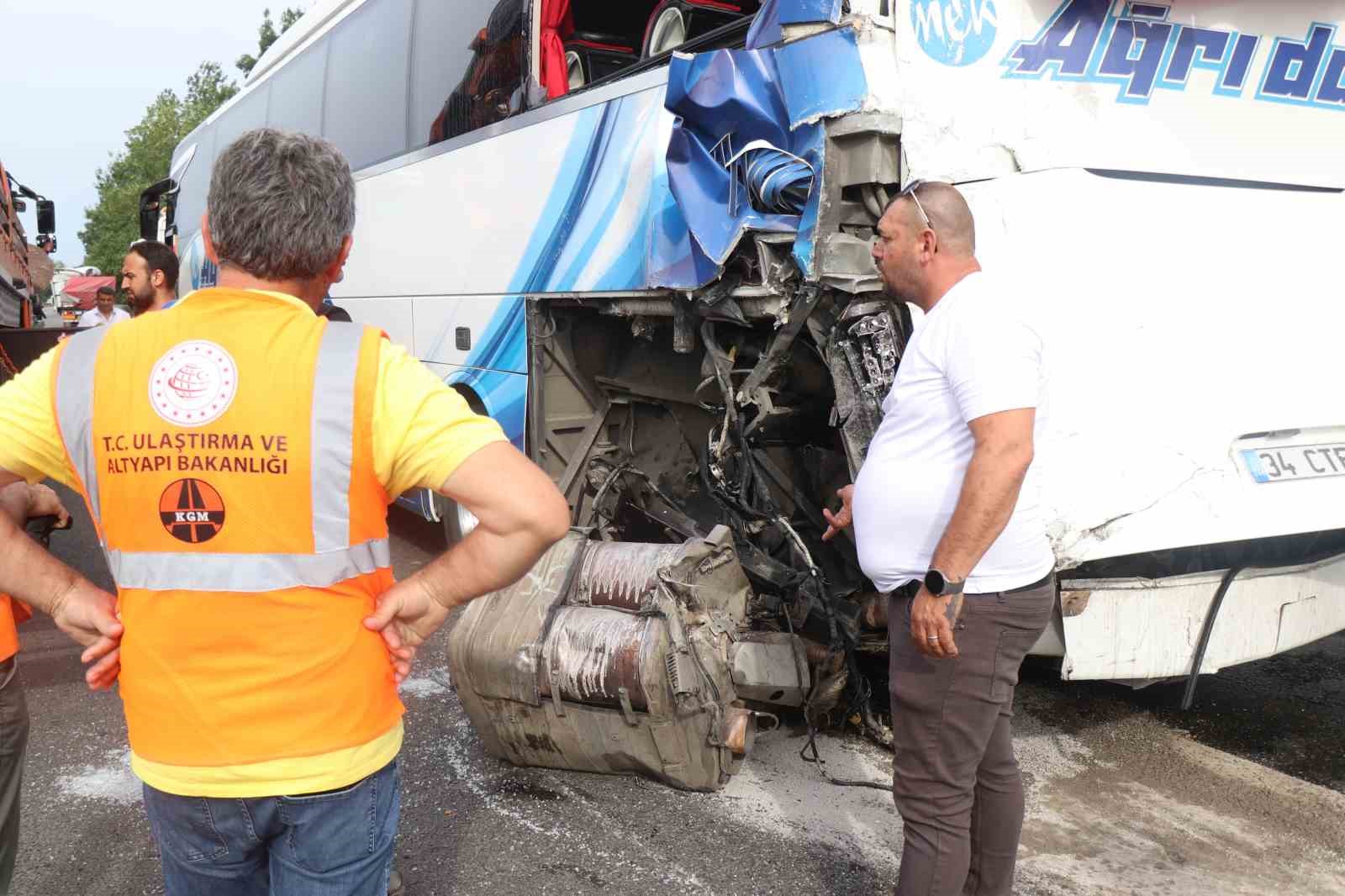 Emniyet şeridinde park halindeki yolcu otobüsüne tır çarptı: 3 yaralı
