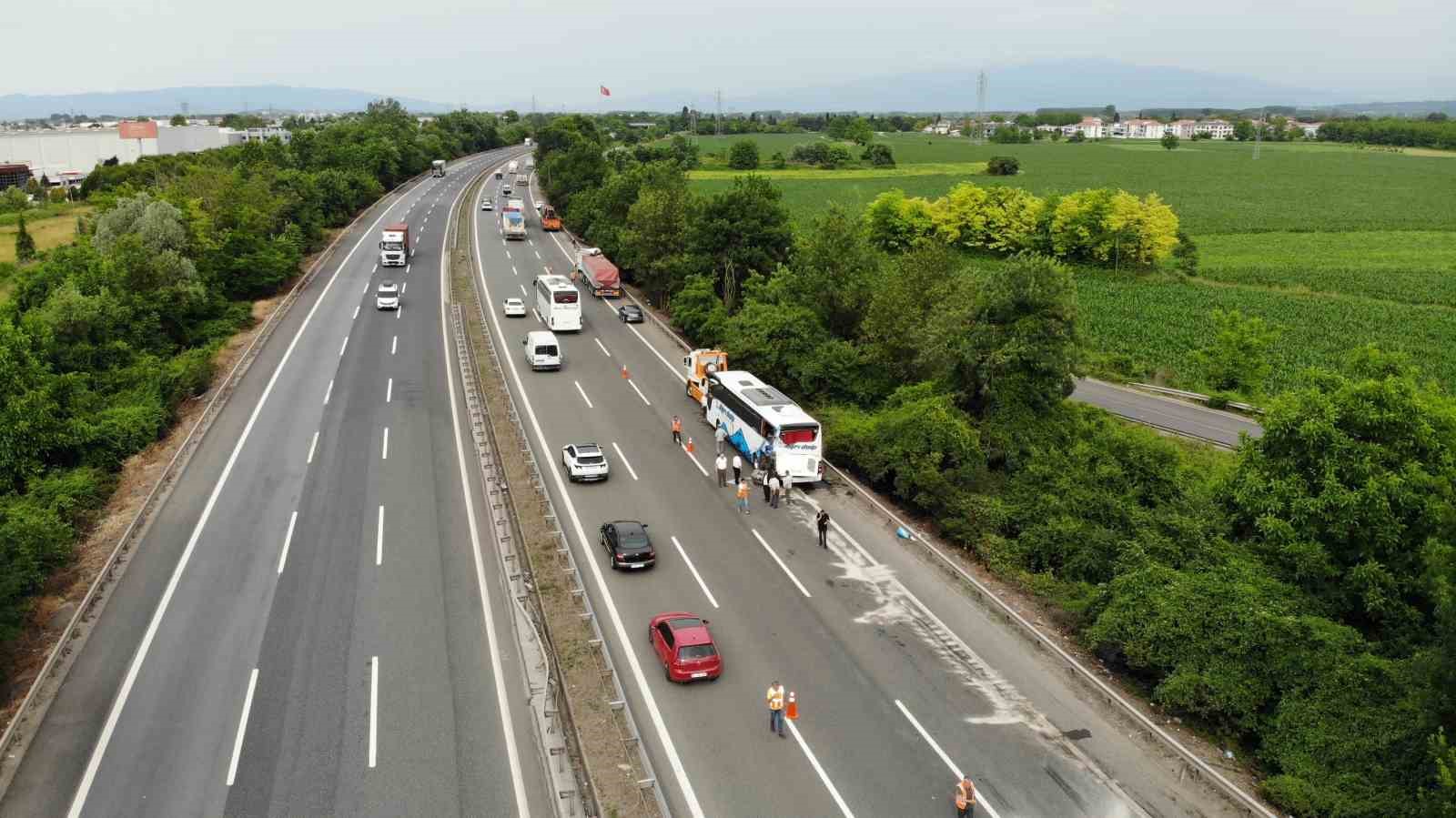 Emniyet şeridinde park halindeki yolcu otobüsüne tır çarptı: 3 yaralı
