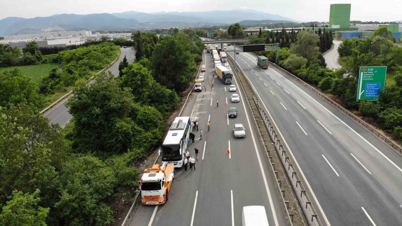 Emniyet şeridinde park halindeki yolcu otobüsüne tır çarptı: 3 yaralı
