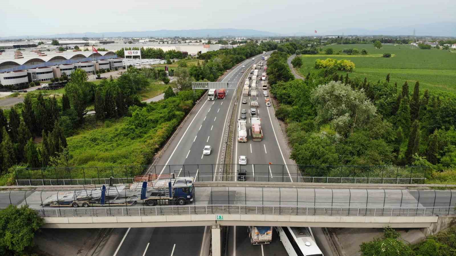 Emniyet şeridinde park halindeki yolcu otobüsüne tır çarptı: 3 yaralı
