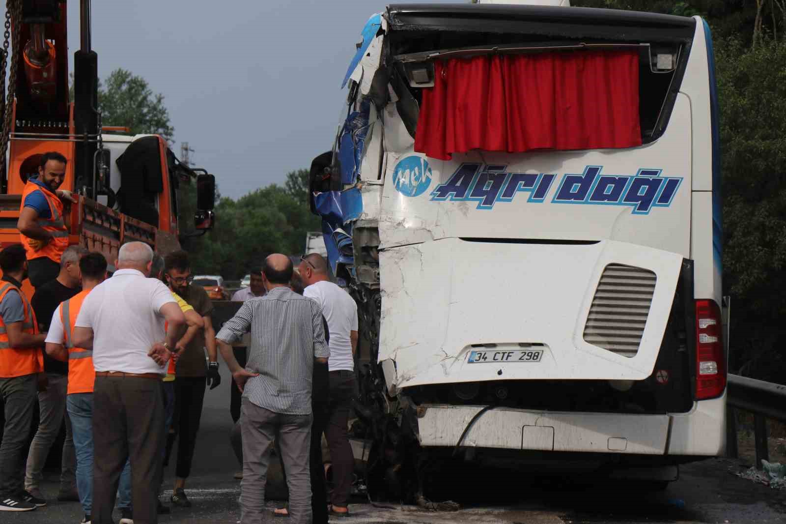 Emniyet şeridinde park halindeki yolcu otobüsüne tır çarptı: 3 yaralı
