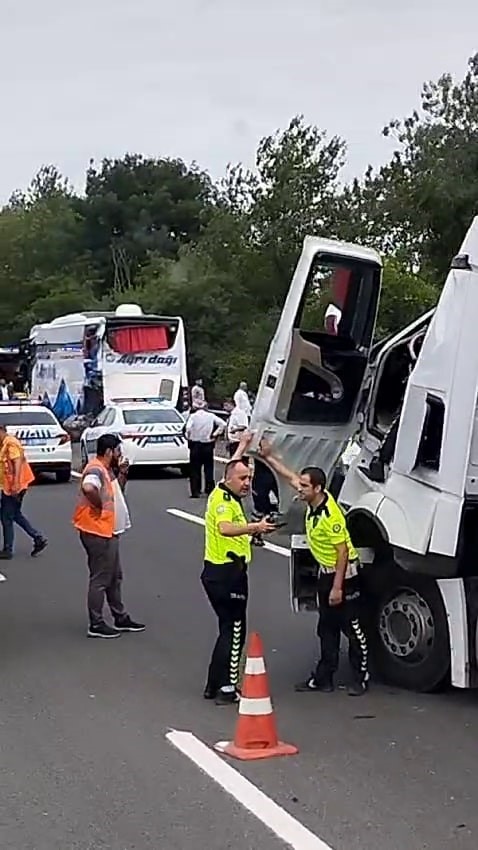 Emniyet şeridinde park halindeki yolcu otobüsüne tır çarptı: 3 yaralı
