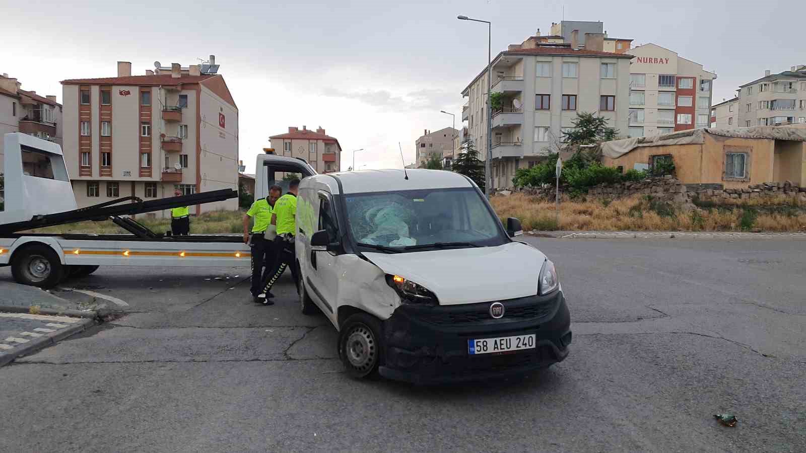 Kayseri’de iki hafif ticari araç çarpıştı: 10 yaralı
