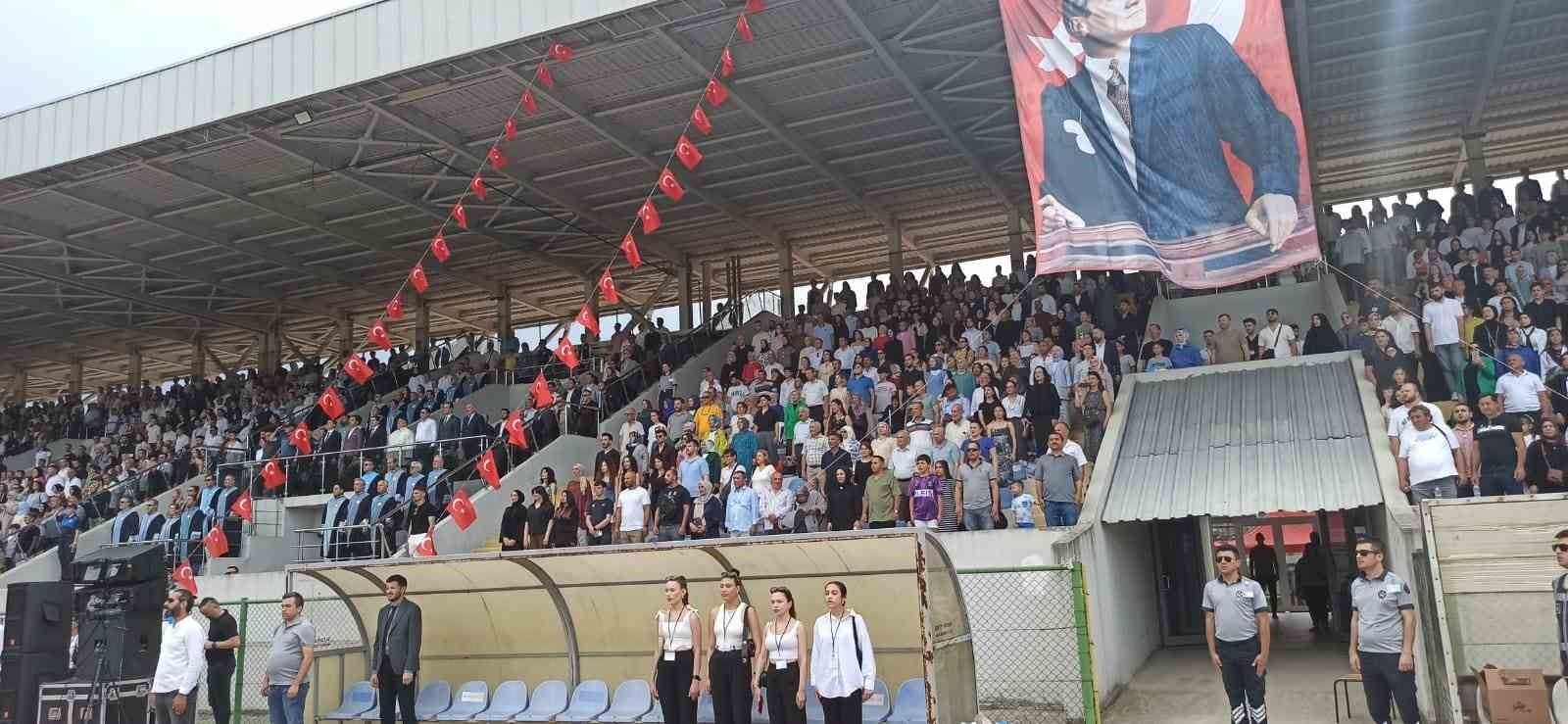 Devrek’te üniversite öğrencileri mezuniyetlerini kep atarak kutladılar
