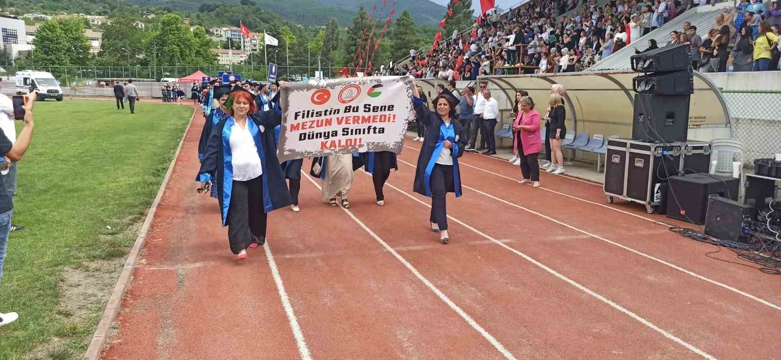 Devrek’te üniversite öğrencileri mezuniyetlerini kep atarak kutladılar
