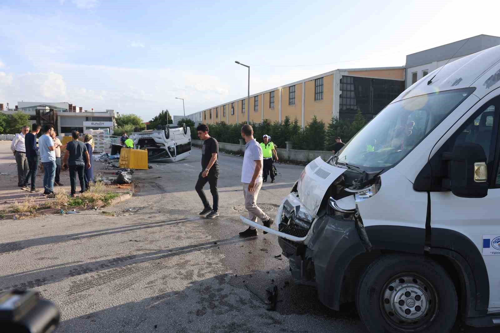 Konya’da 2 servis minibüsü çarpıştı: 7 yaralı
