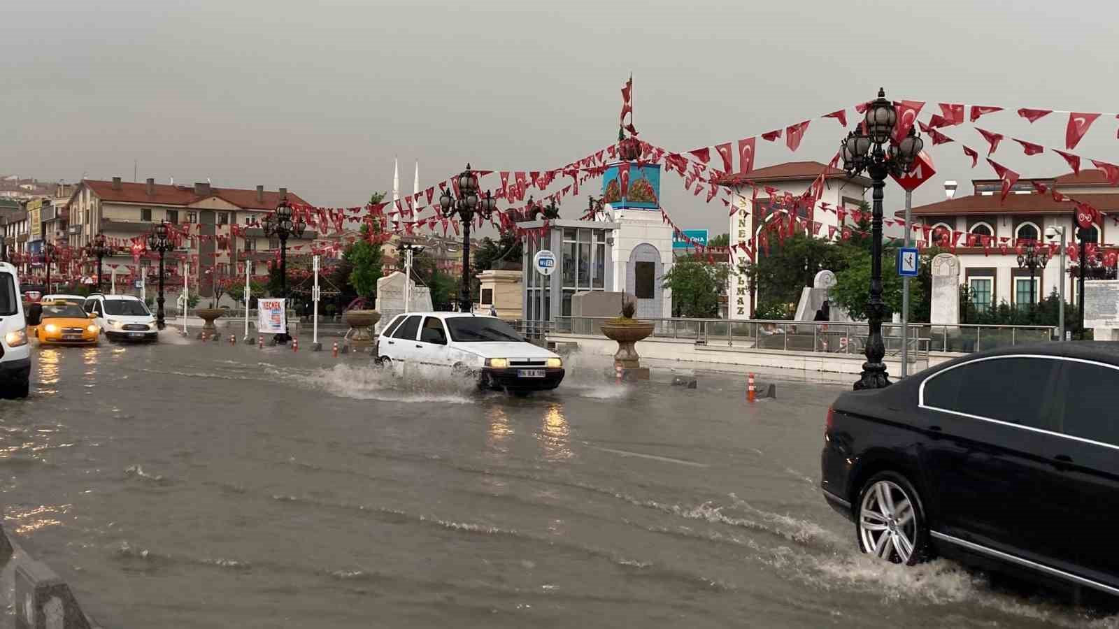 Ankara’da sağanak sonrası yollar göle döndü
