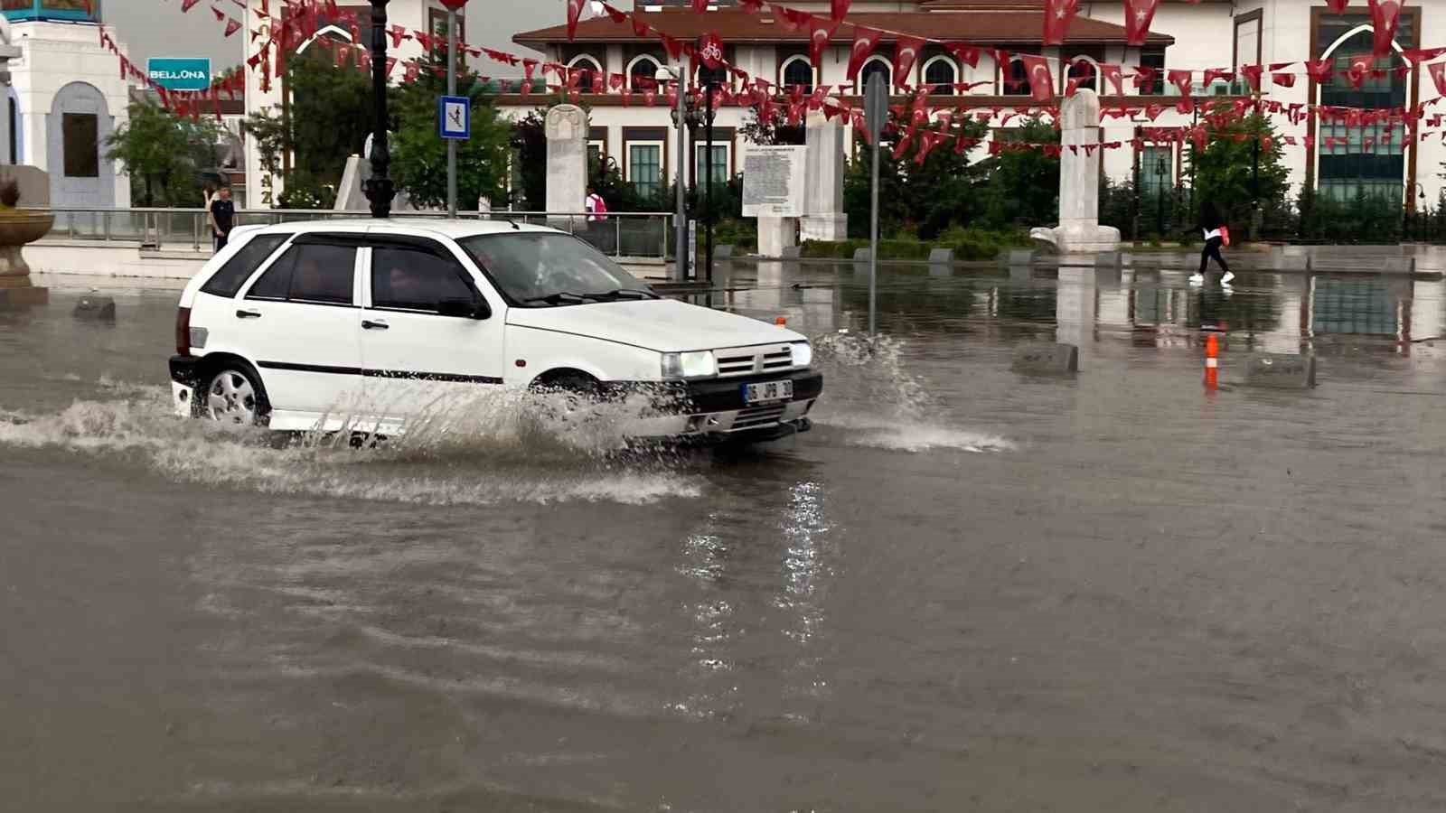 Ankara’da sağanak sonrası yollar göle döndü
