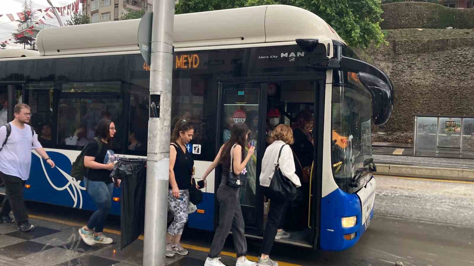 Ankara’da sağanak sonrası yollar göle döndü
