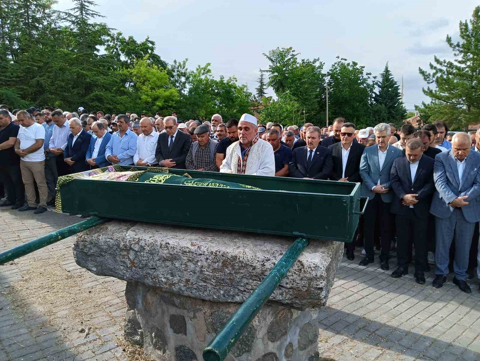 Reklam panosu altında ezilerek ölen kadın son yolculuğuna uğurlandı
