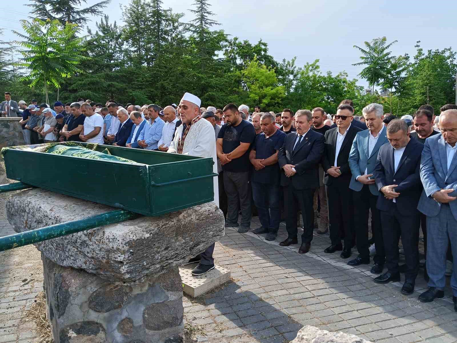 Reklam panosu altında ezilerek ölen kadın son yolculuğuna uğurlandı
