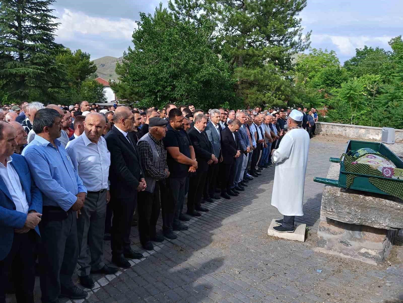 Reklam panosu altında ezilerek ölen kadın son yolculuğuna uğurlandı
