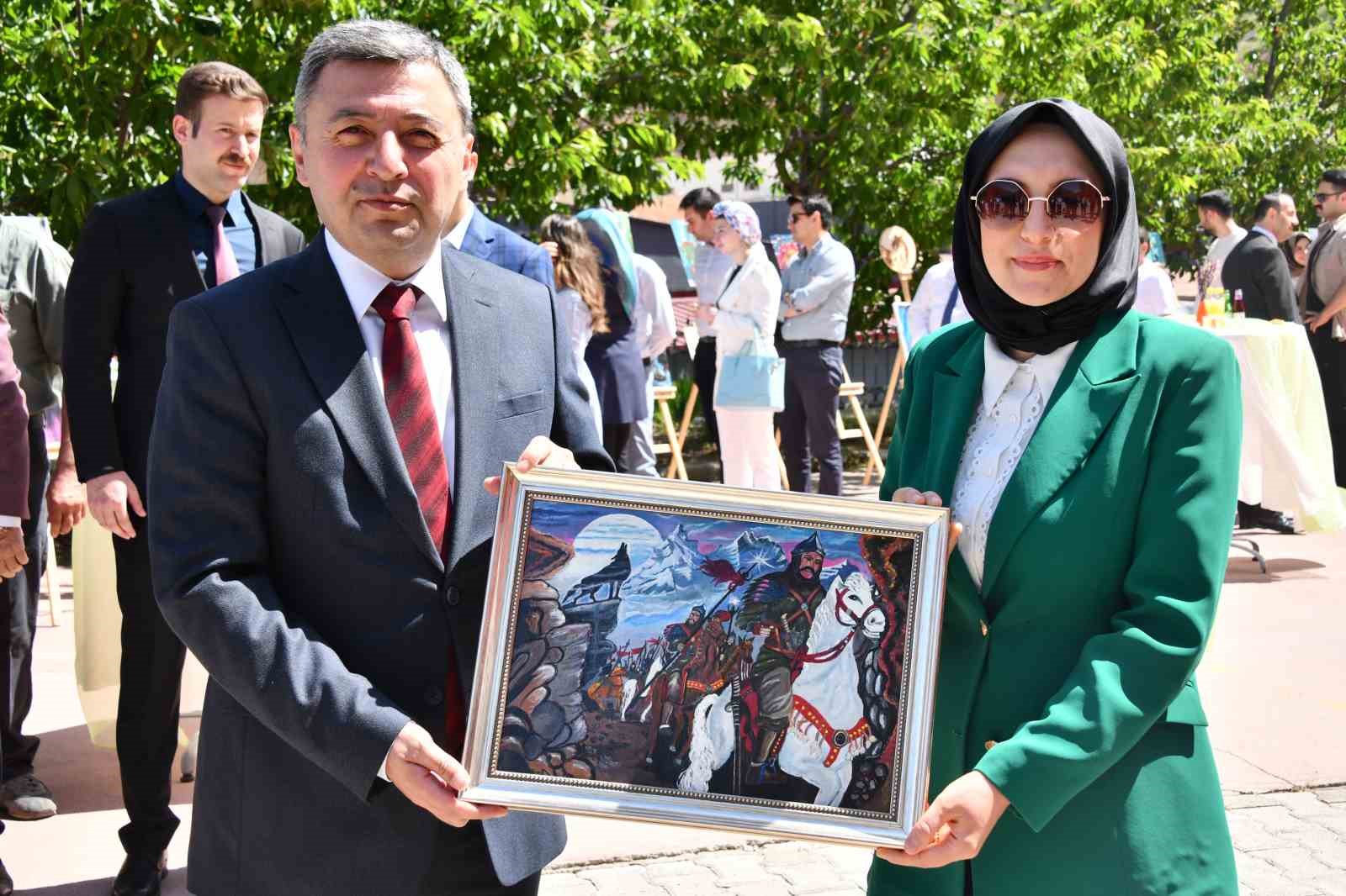 Gümüşhane’de yükümlülerin el sanatları sergisi büyük beğeni topladı
