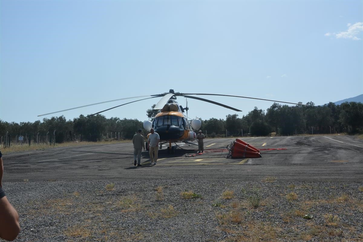 Edremit’te orman yangınlarıyla mücadeleye helikopter desteği
