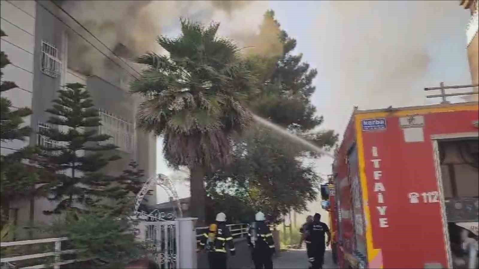 Çatı katı alevlere teslim oldu, vatandaşlar korku dolu anlar yaşadı
