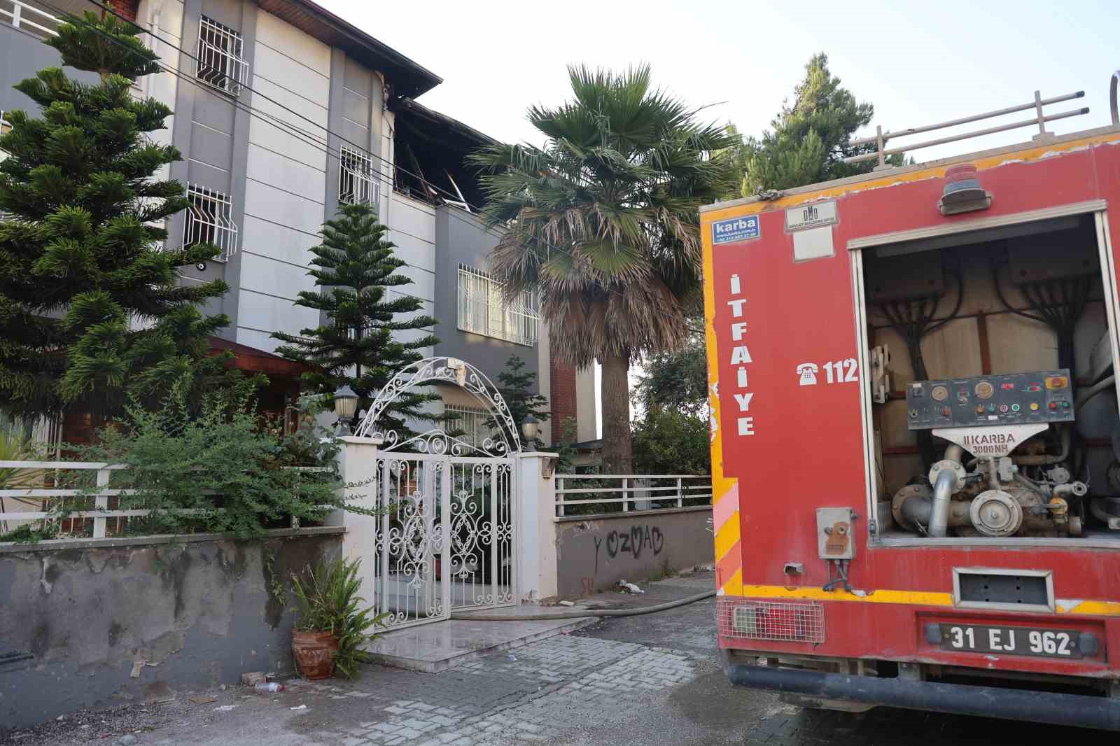 Çatı katı alevlere teslim oldu, vatandaşlar korku dolu anlar yaşadı
