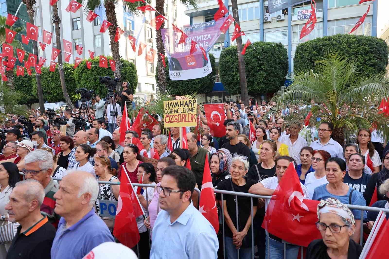 CHP Genel Başkanı Özel: “Emekliye bayram ikramiyesi 1 asgari ücret verilsin”
