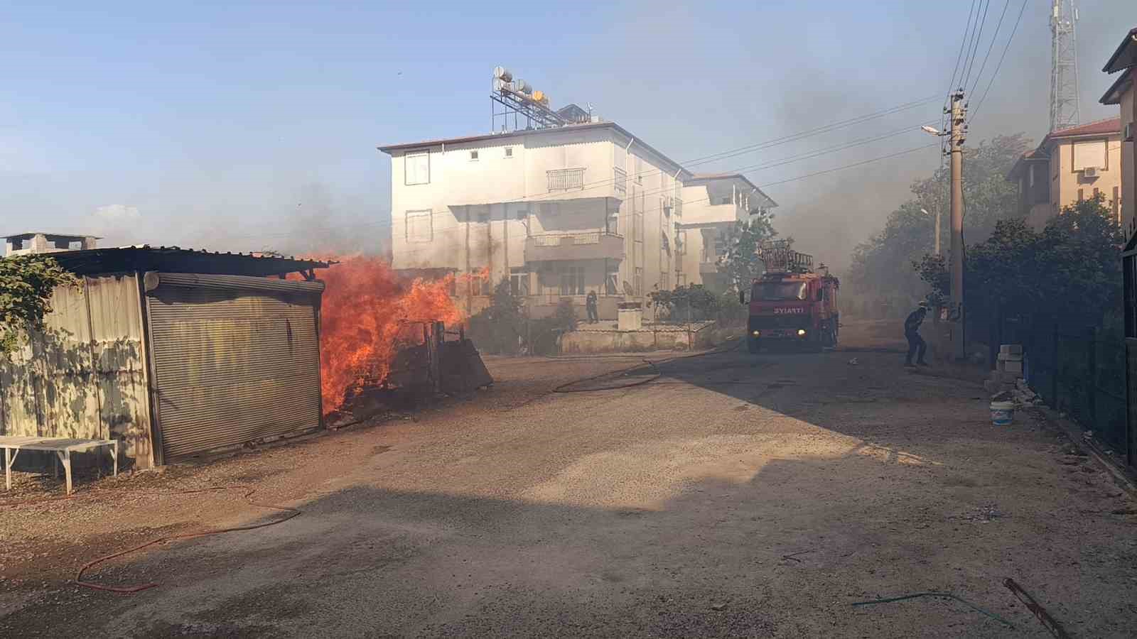 Hurda yakmak isterken, mahalleyi ateşe verdiler
