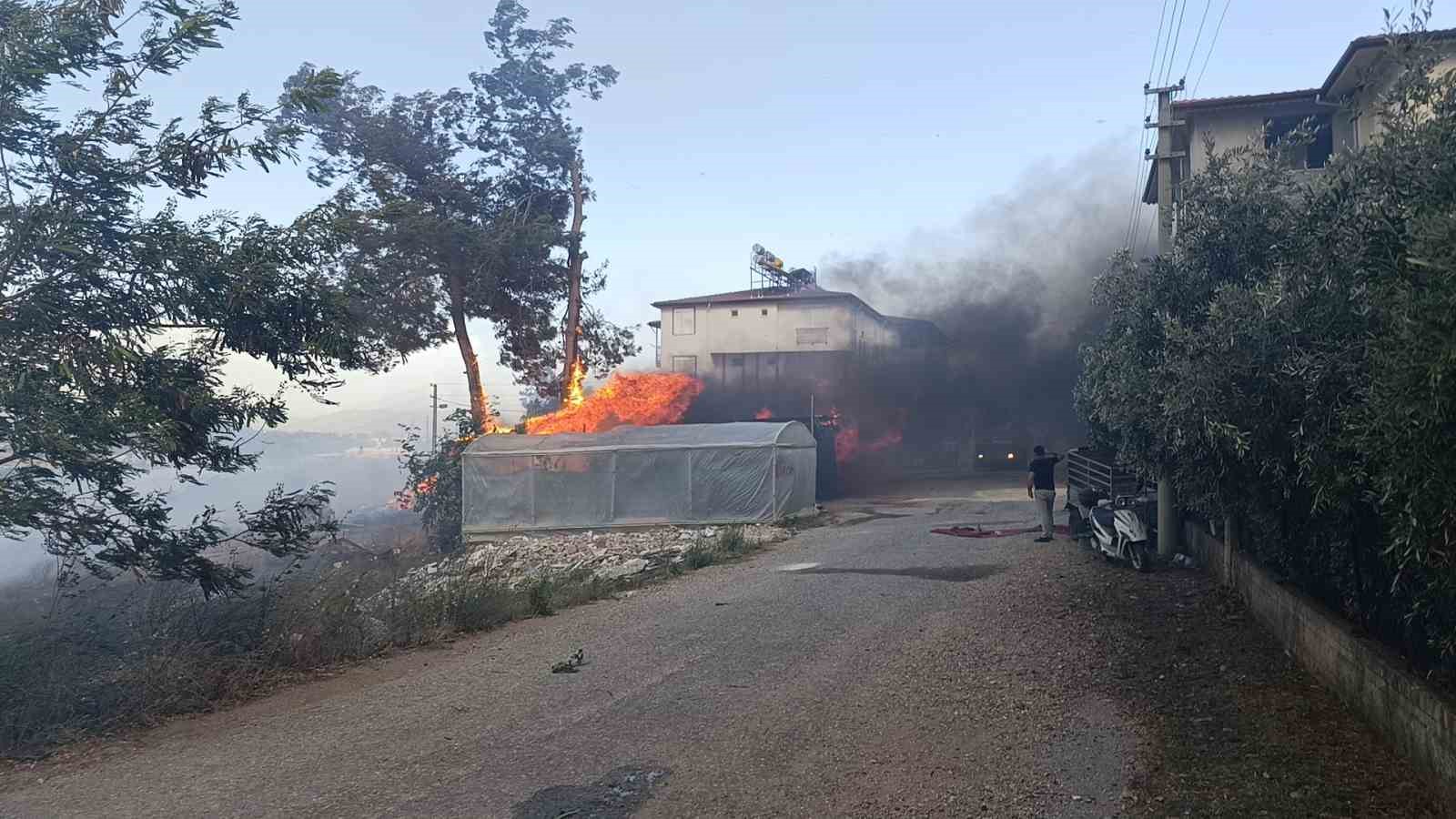 Hurda yakmak isterken, mahalleyi ateşe verdiler
