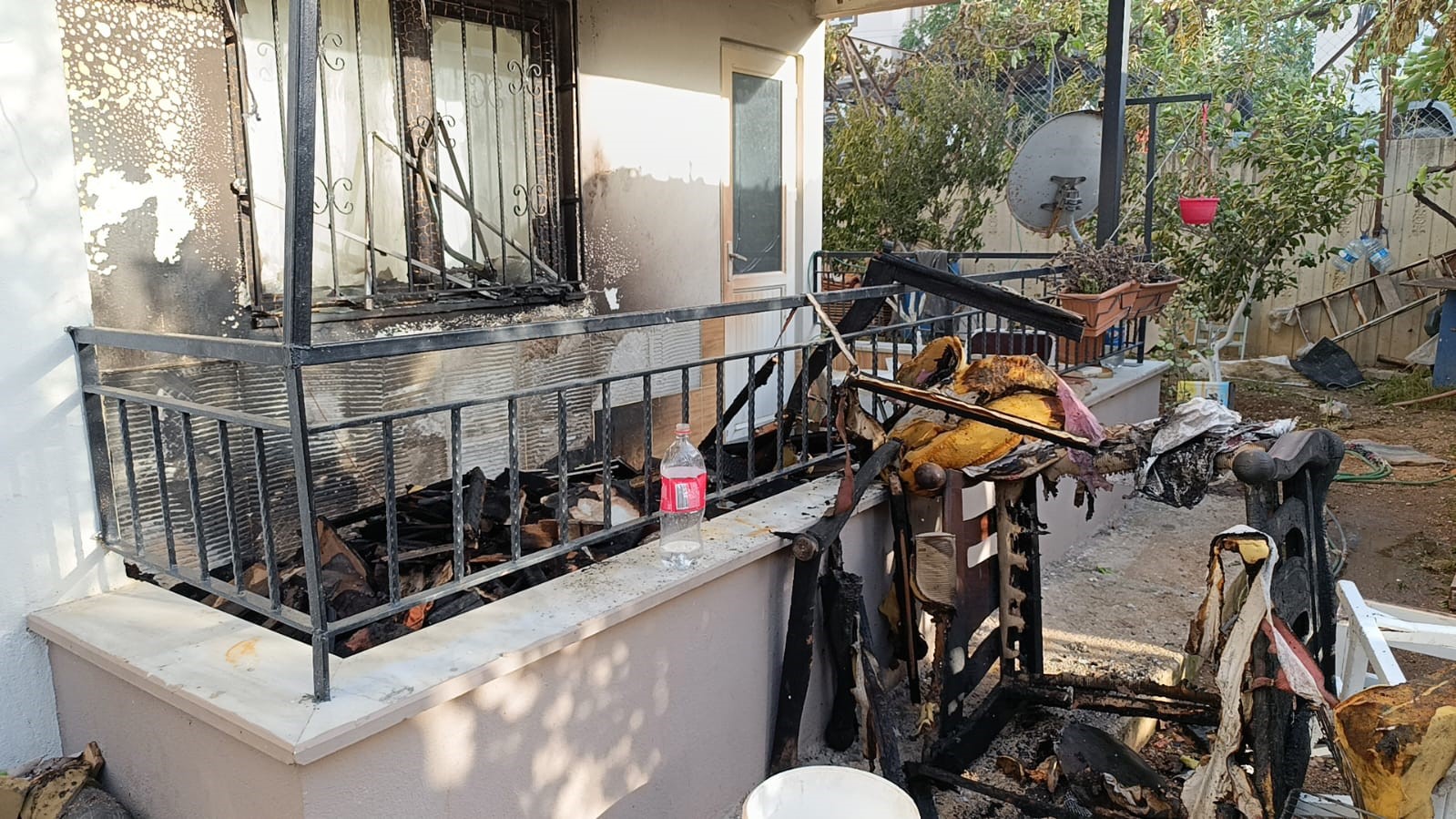 Hurda yakmak isterken, mahalleyi ateşe verdiler
