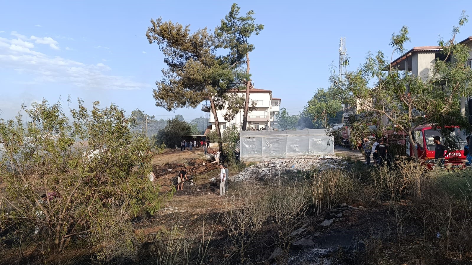 Hurda yakmak isterken, mahalleyi ateşe verdiler
