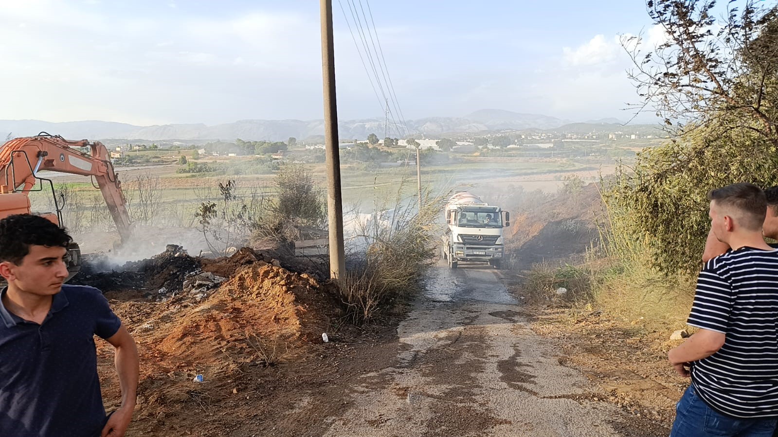 Hurda yakmak isterken, mahalleyi ateşe verdiler
