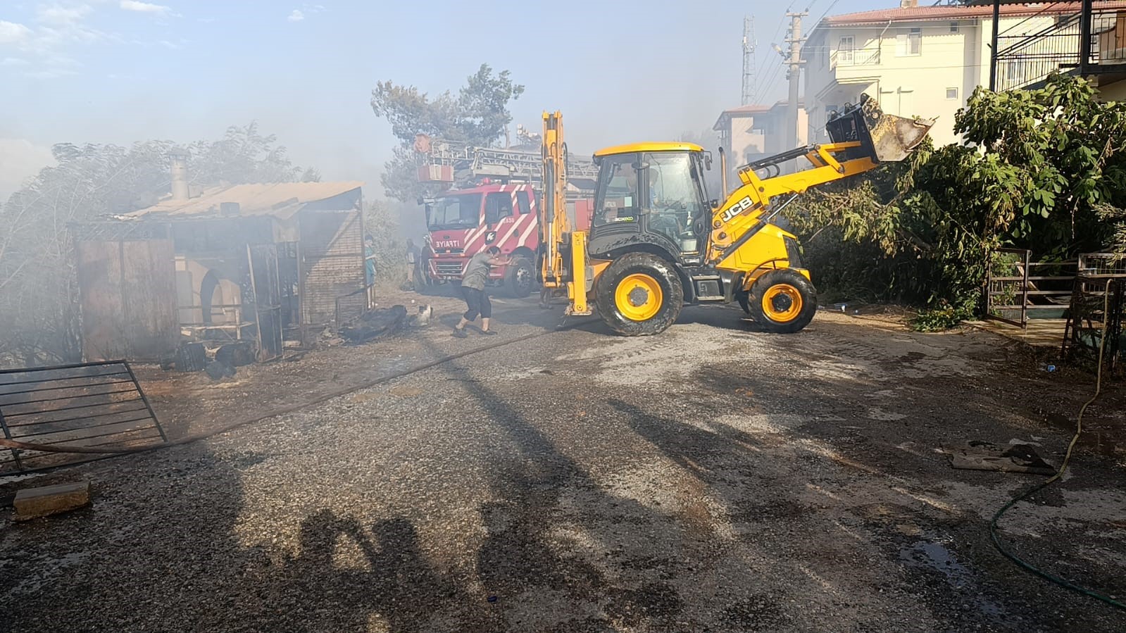 Hurda yakmak isterken, mahalleyi ateşe verdiler
