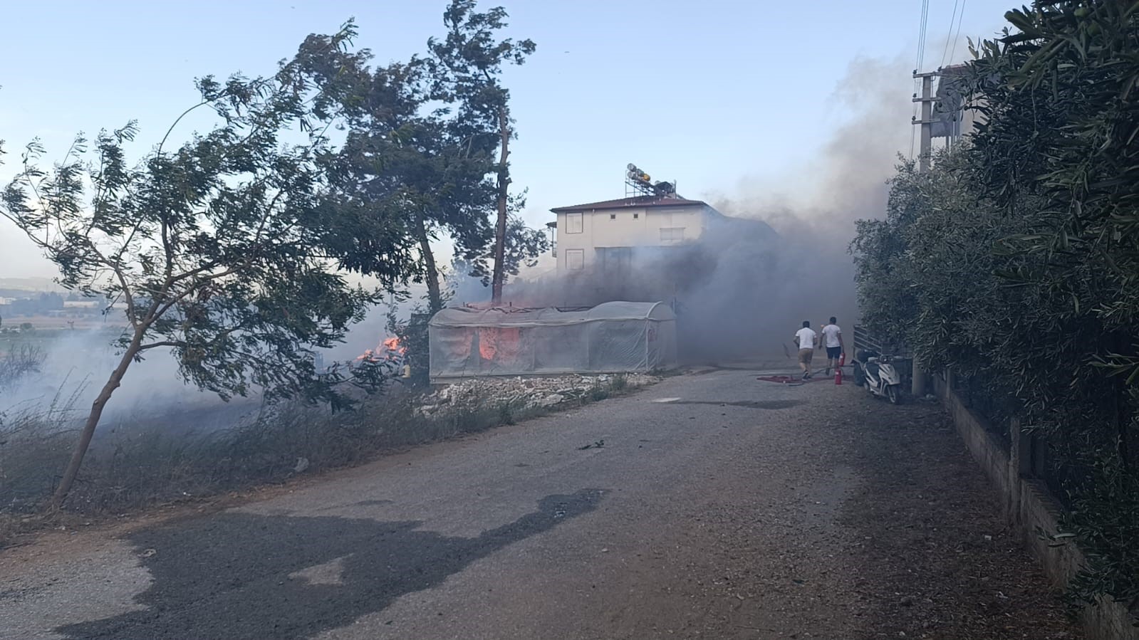 Hurda yakmak isterken, mahalleyi ateşe verdiler
