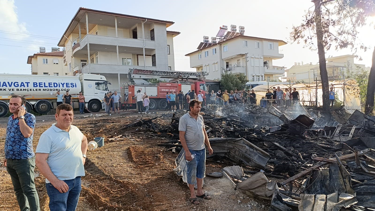 Hurda yakmak isterken, mahalleyi ateşe verdiler
