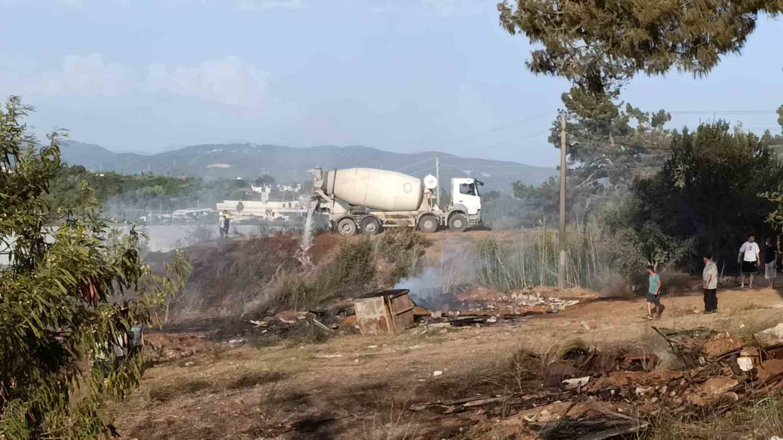 Hurda yakmak isterken, mahalleyi ateşe verdiler
