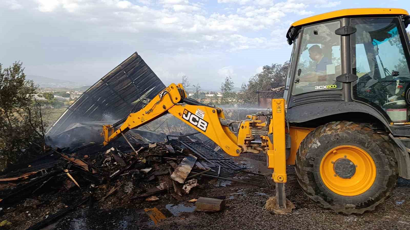 Hurda yakmak isterken, mahalleyi ateşe verdiler
