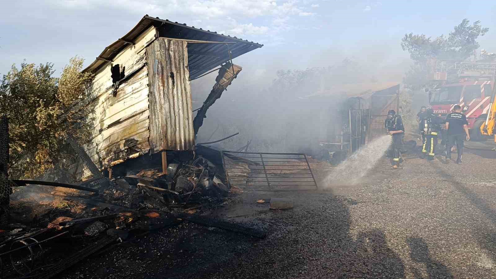 Hurda yakmak isterken, mahalleyi ateşe verdiler
