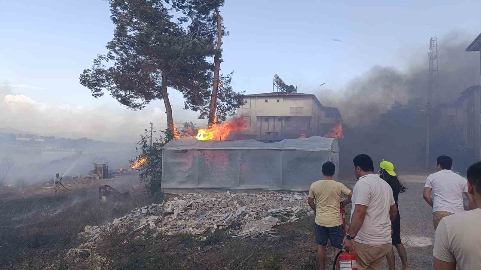 Hurda yakmak isterken, mahalleyi ateşe verdiler
