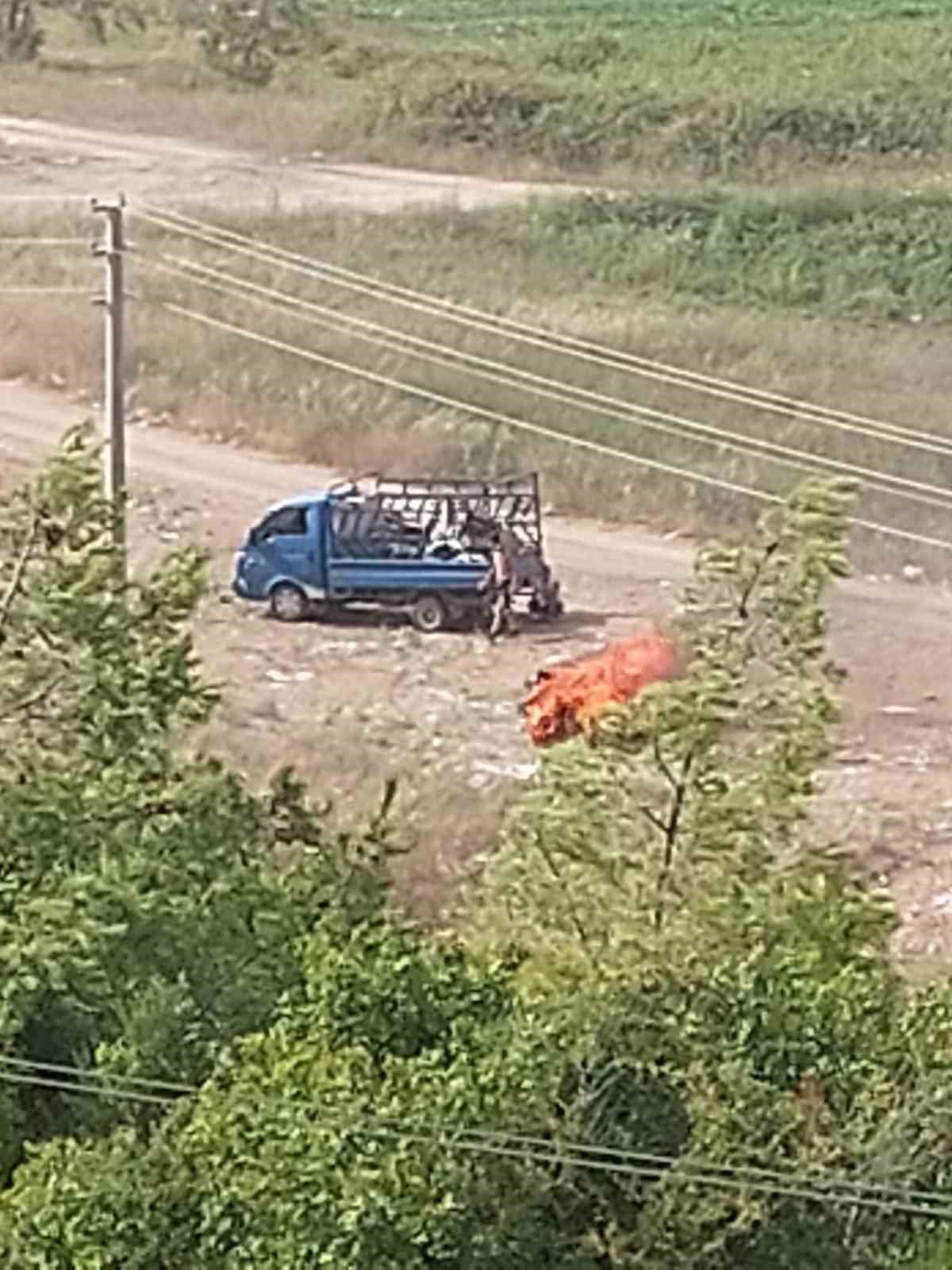 Hurda yakmak isterken, mahalleyi ateşe verdiler
