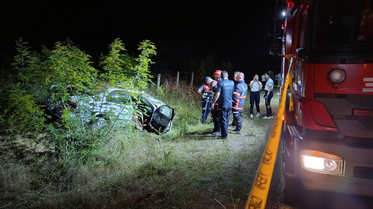 Sakarya’da kontrolden çıkan otomobil taklalar atarak hurdaya döndü: 1 ölü, 1 yaralı
