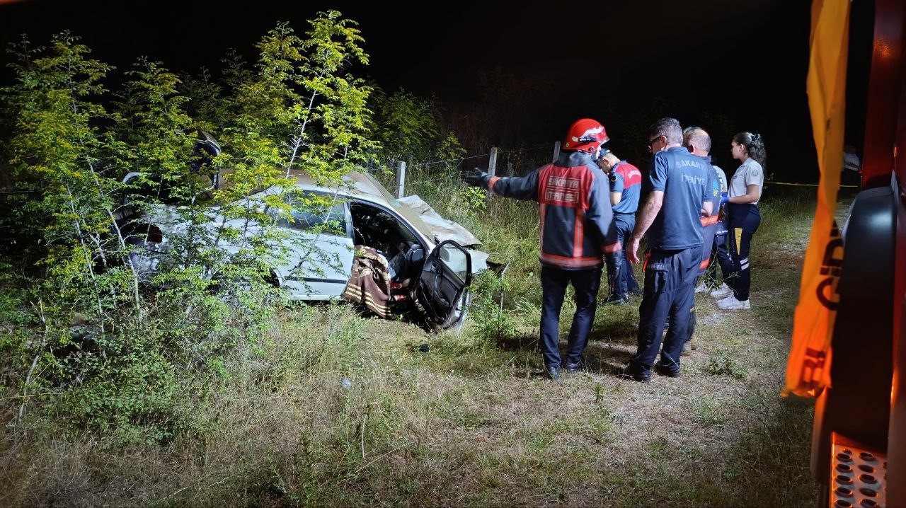 Sakarya’da kontrolden çıkan otomobil taklalar atarak hurdaya döndü: 1 ölü, 1 yaralı
