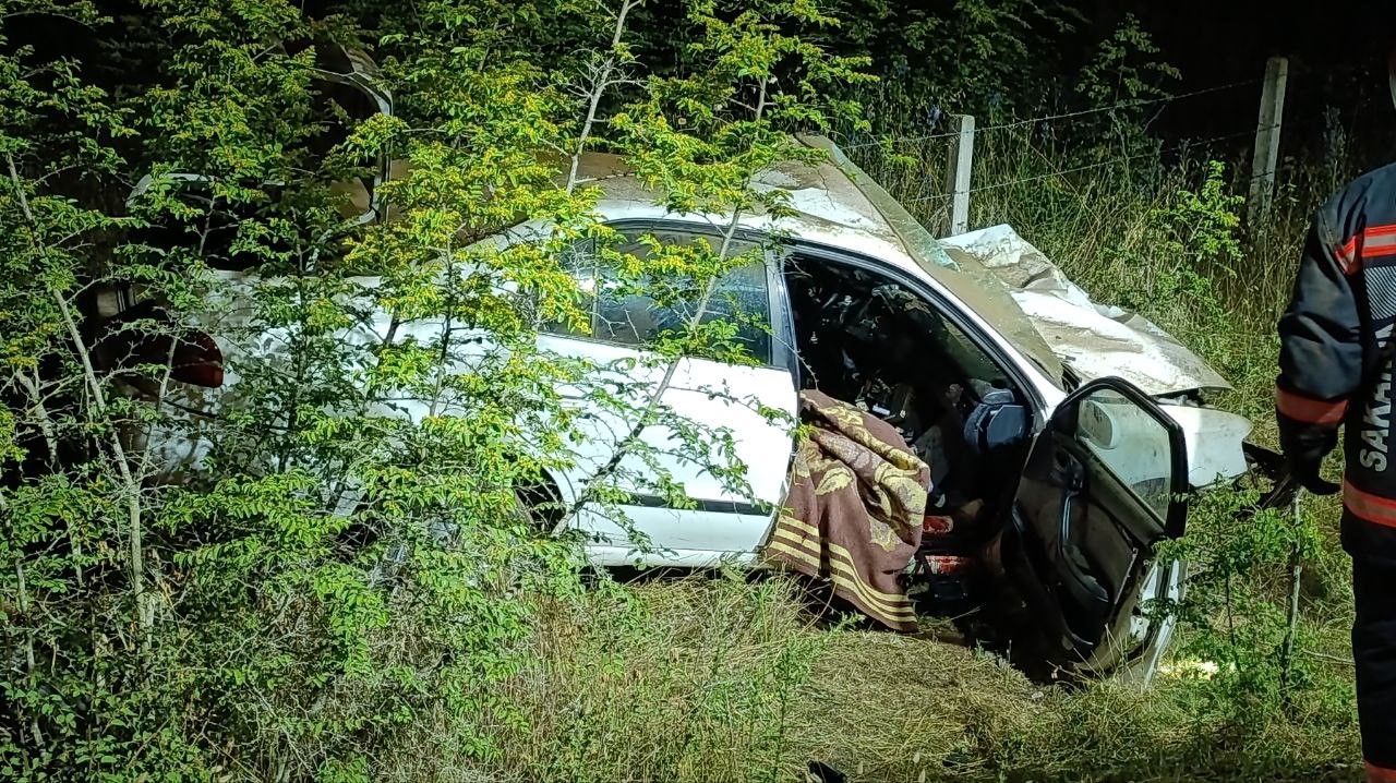 Sakarya’da kontrolden çıkan otomobil taklalar atarak hurdaya döndü: 1 ölü, 1 yaralı
