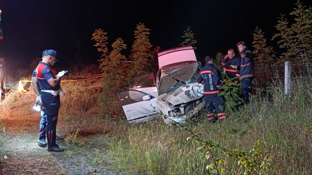 Sakarya’da kontrolden çıkan otomobil taklalar atarak hurdaya döndü: 1 ölü, 1 yaralı
