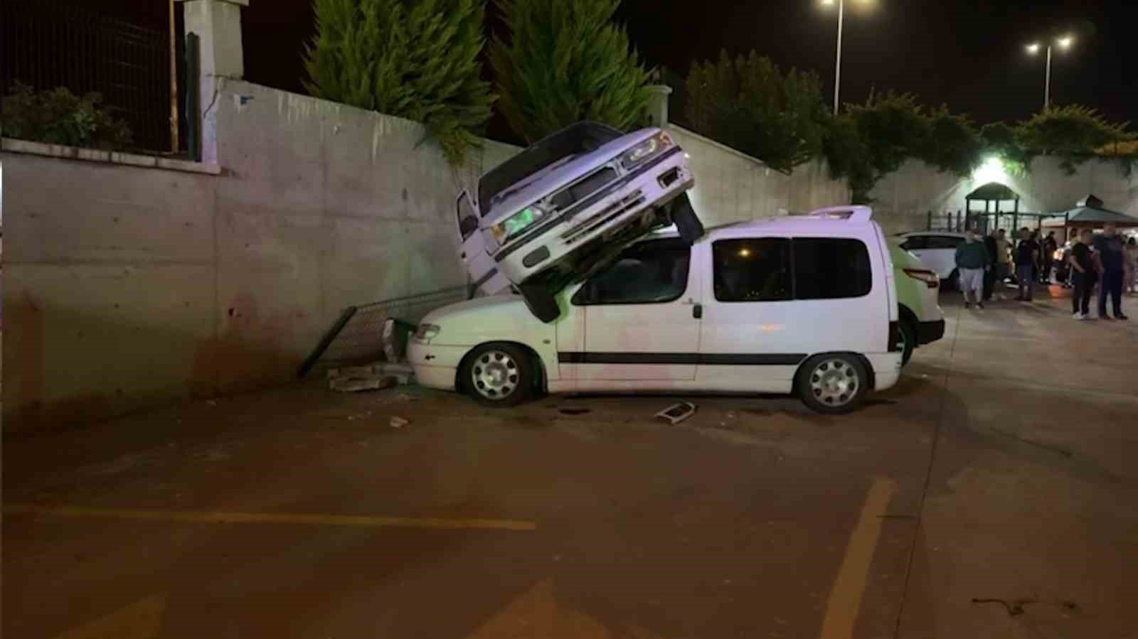 Alkollü sürücü dehşeti: Otomobiliyle araçların üzerine düştü
