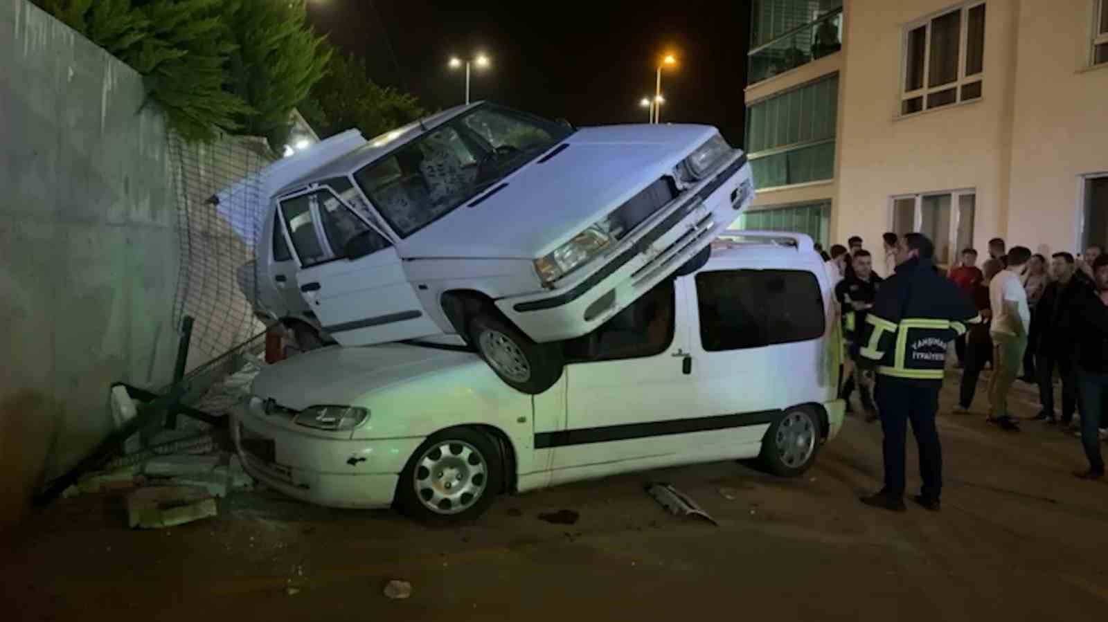 Alkollü sürücü dehşeti: Otomobiliyle araçların üzerine düştü
