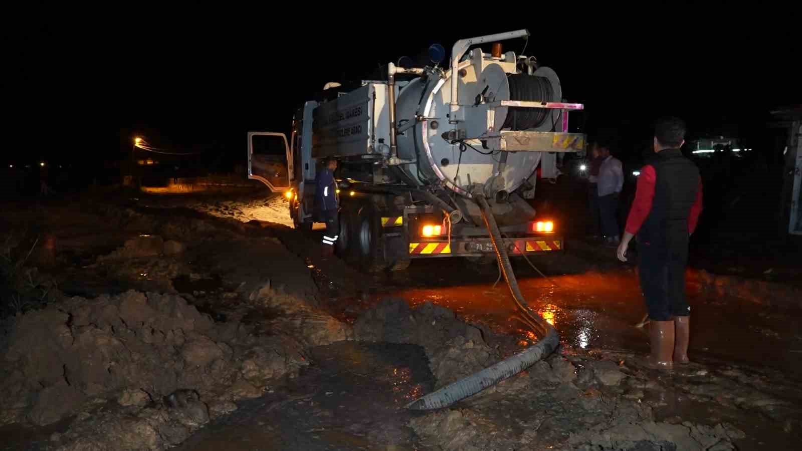 Kırıkkale’de sağanak sonrası dereler taştı: Sel suları ağıla doldu
