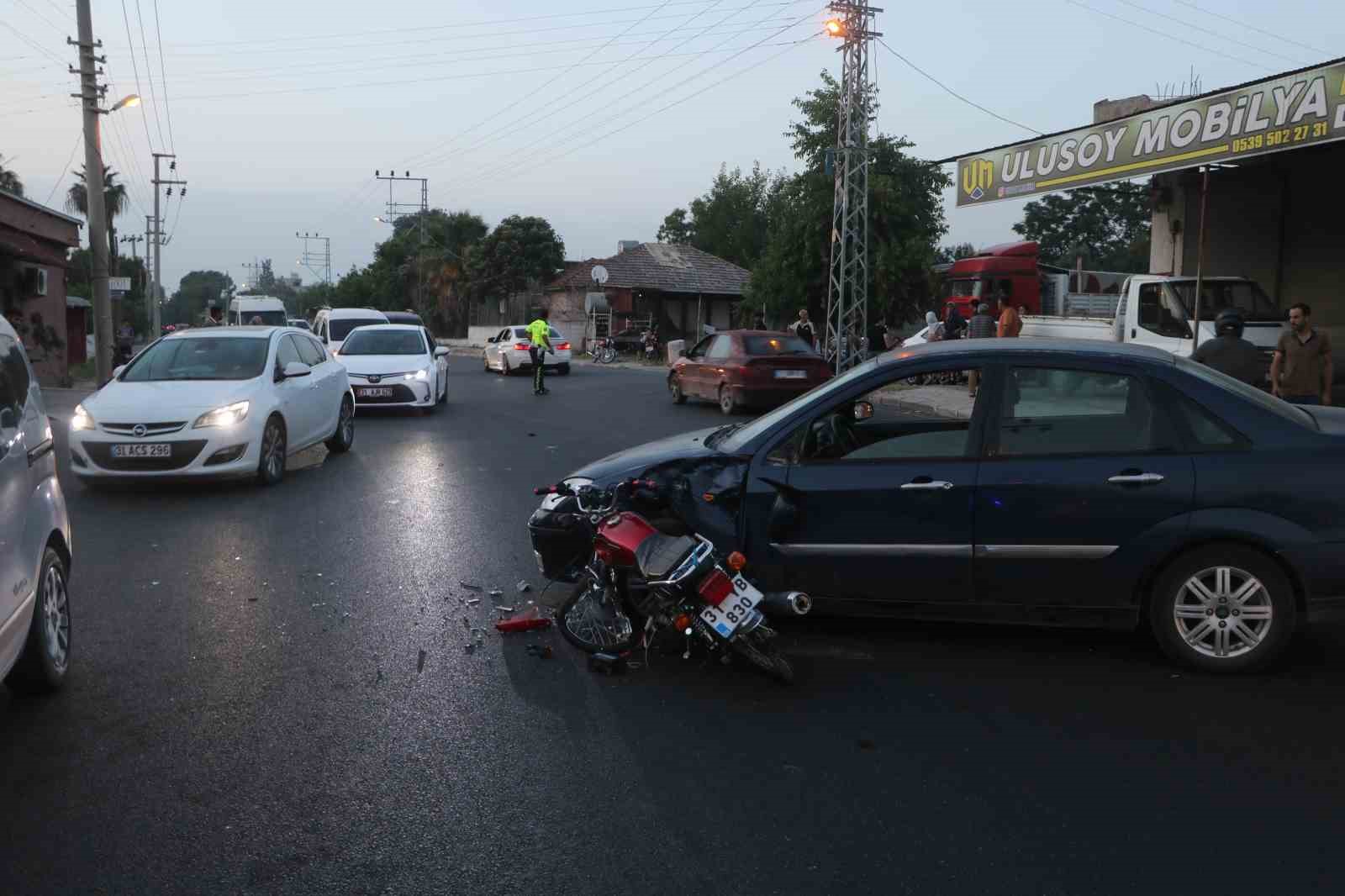 Otomobile ok gibi saplanan motosikletin sürücüsünün havaya uçtuğu feci kaza kamerada
