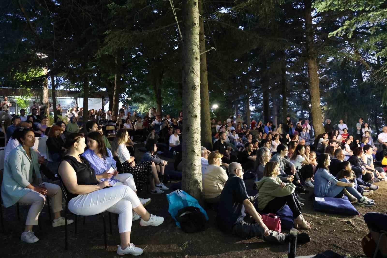 Masanın altında kış tiyatro oyunu seyirciyle buluştu
