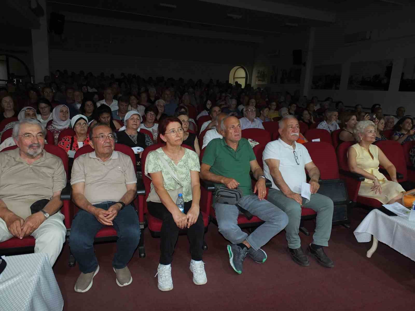 Balıkesir’de 80 yaşındaki emekli müsteşar koro şefliği yapıyor
