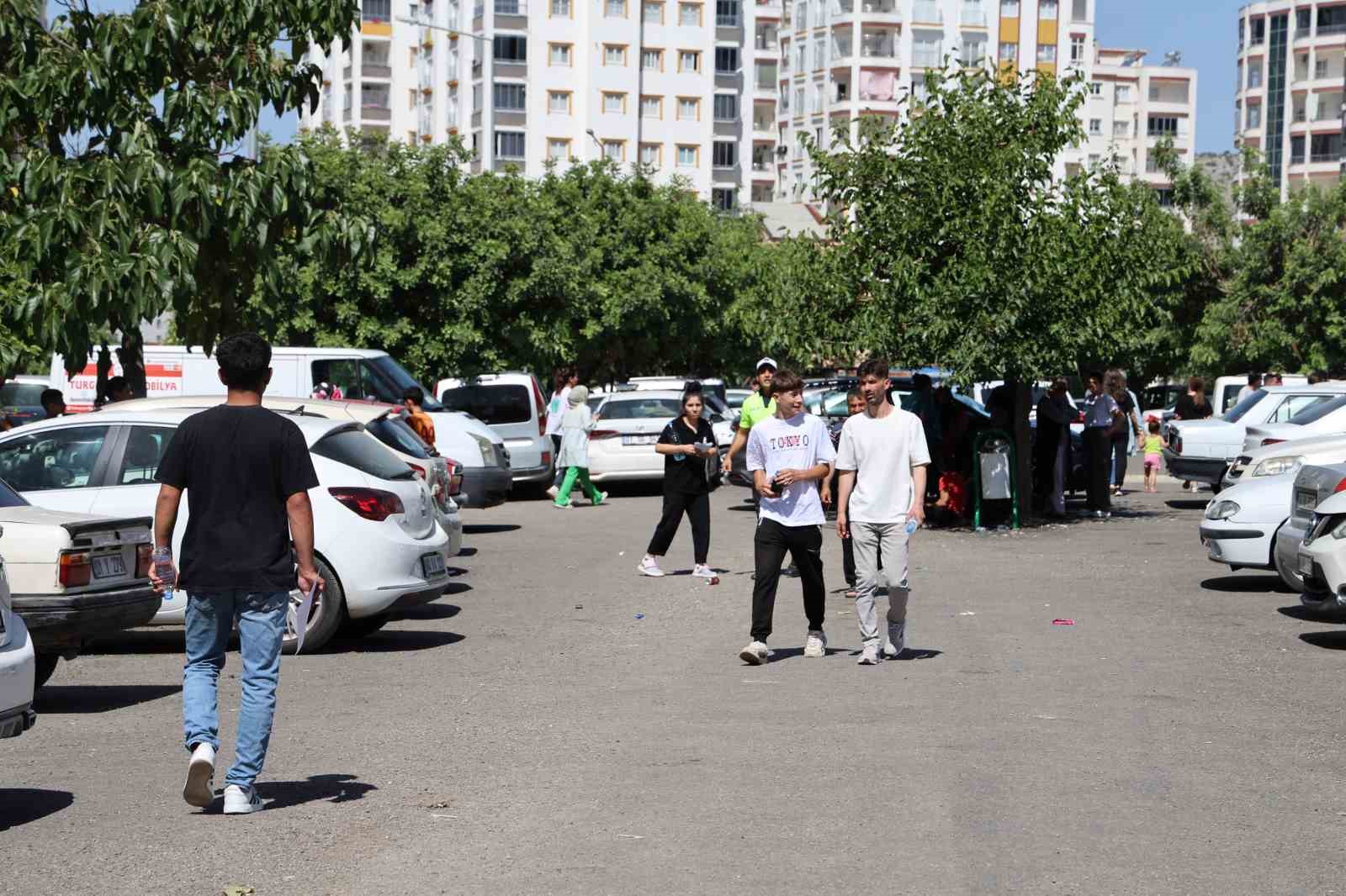 Rüzgarın azizliğine uğrayan genç kızın imdadına polis yetişti
