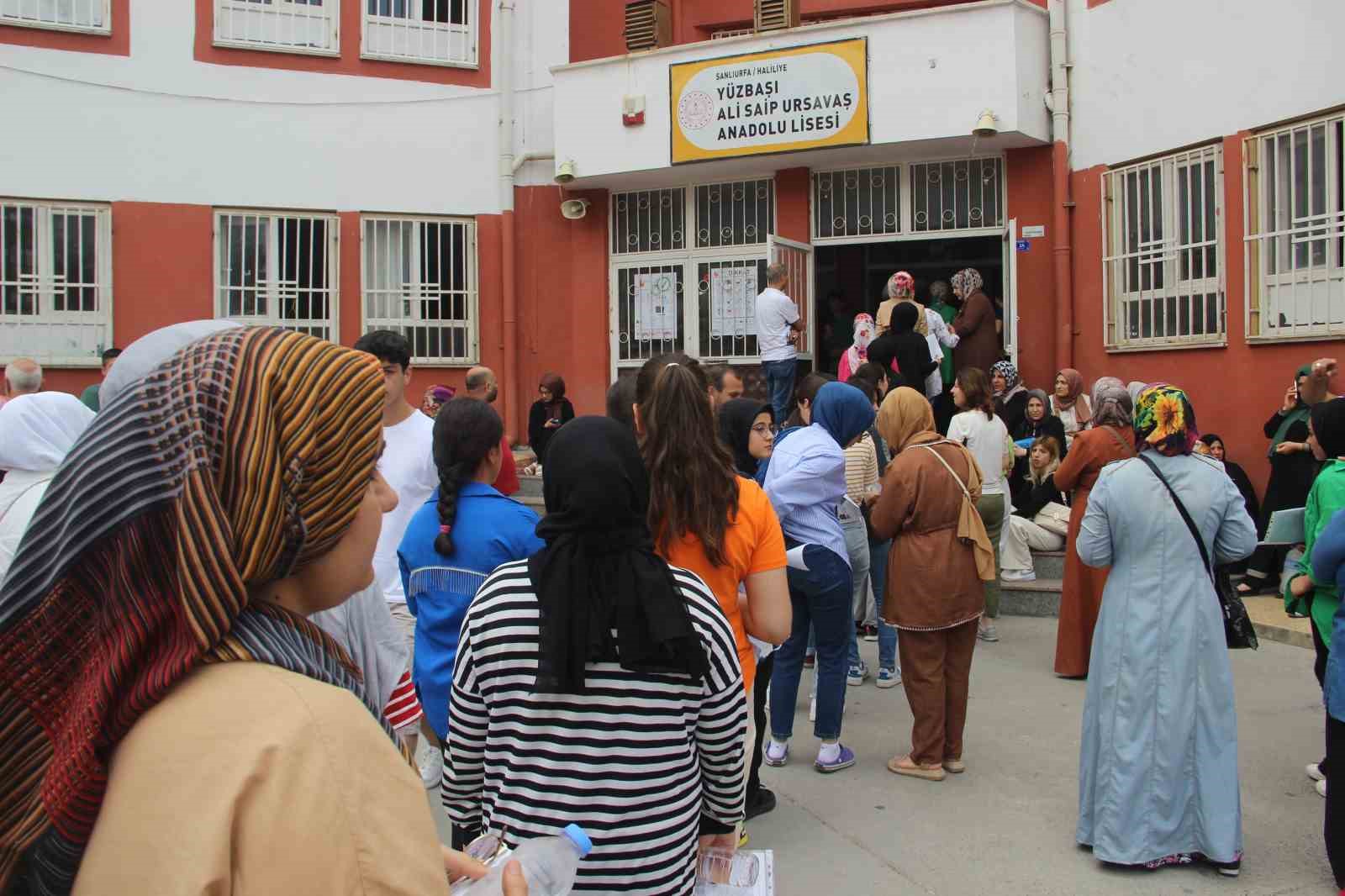 YKS’ye geç kalan öğrenci ile annesi hüngür hüngür ağladı
