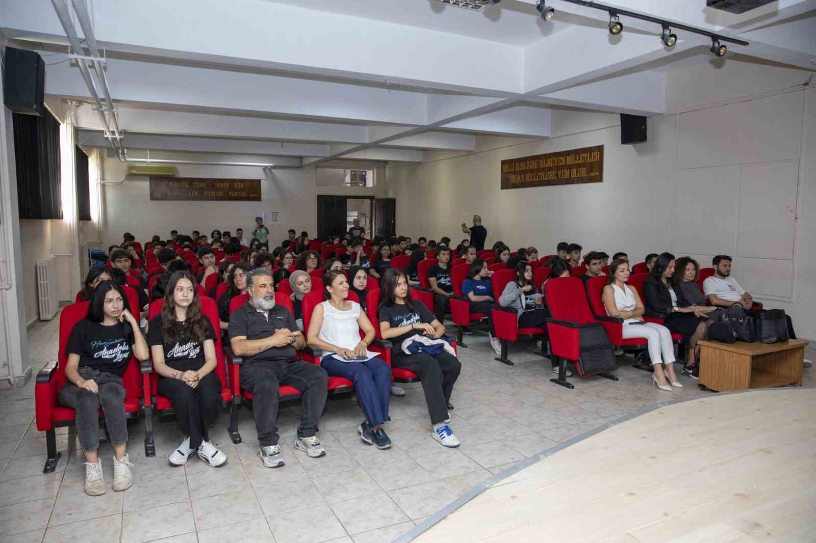 Liseli öğrenciler, Kariyer Günü’nde sektör temsilcileriyle buluştu
