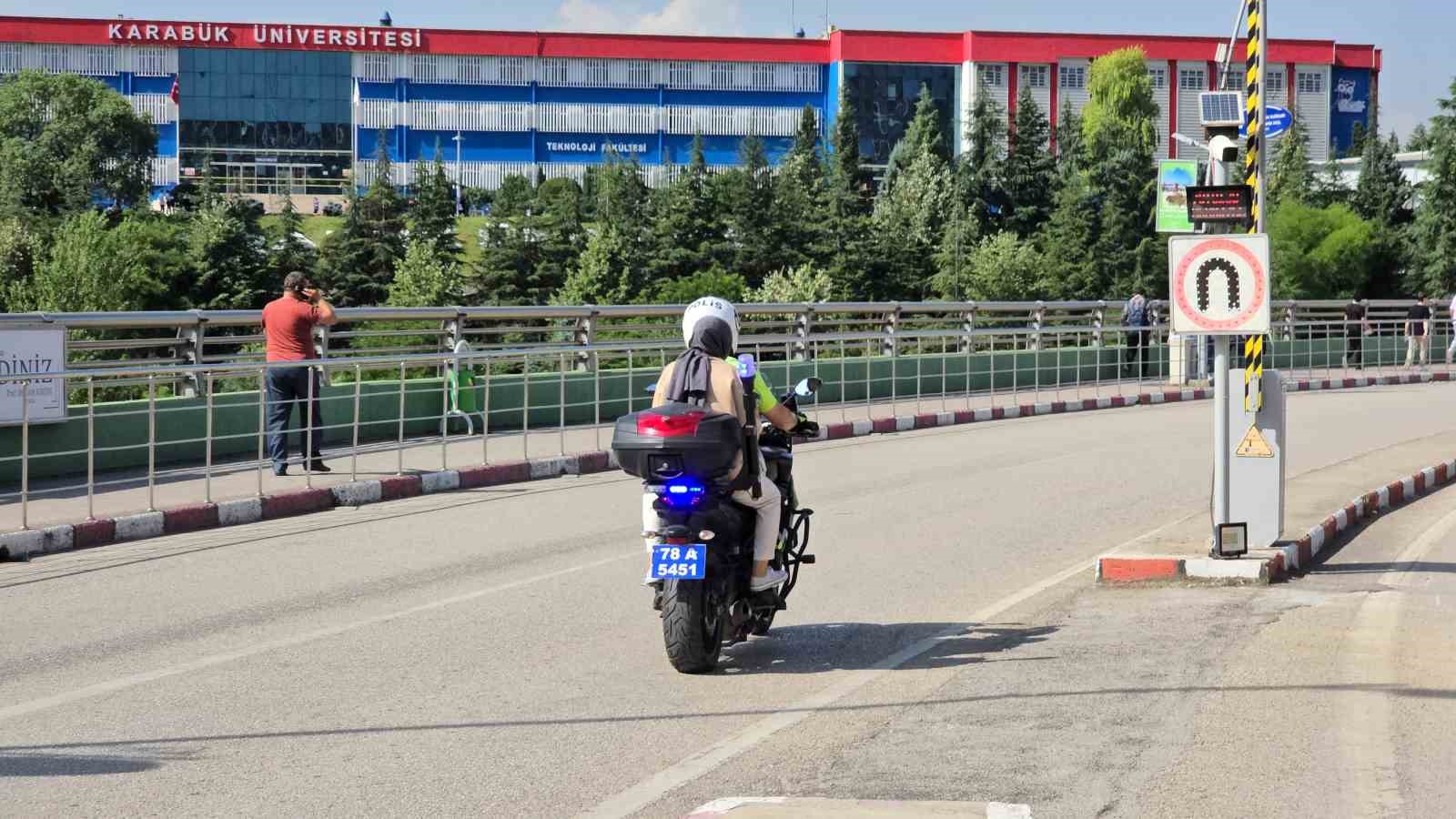 YKS için 800 kilometre yol geldiler, yanlış okula gelen 2 öğrencinin yardımına polis yetişti
