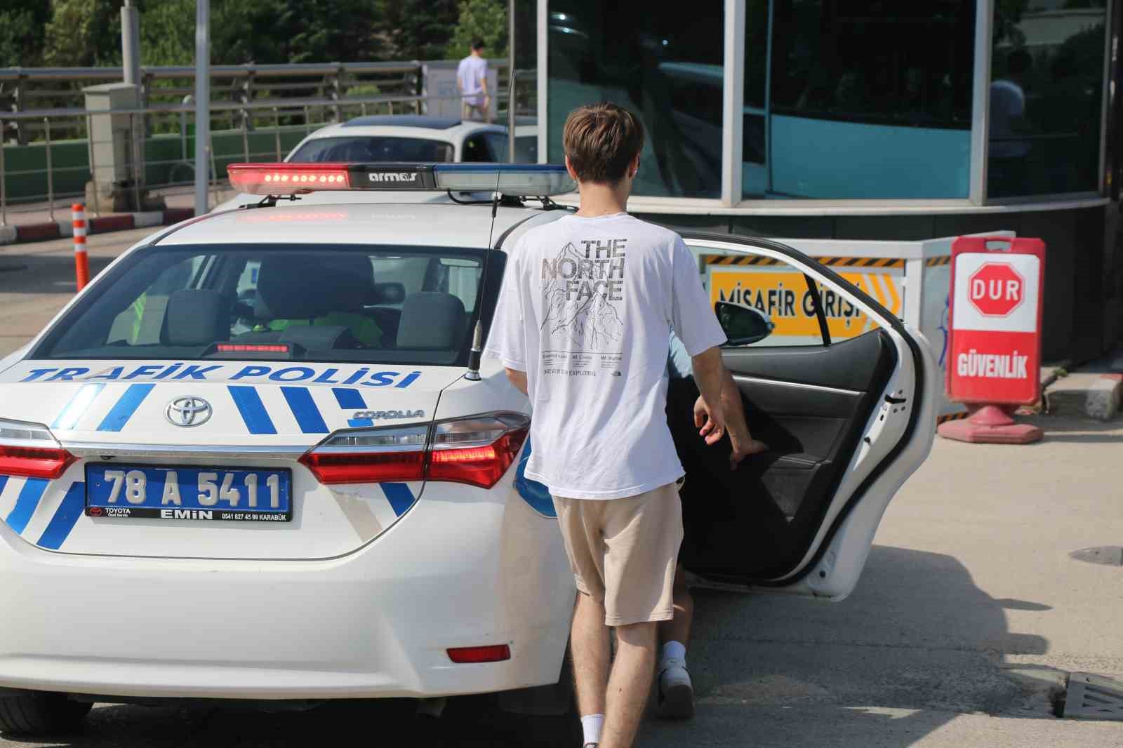 YKS için 800 kilometre yol geldiler, yanlış okula gelen 2 öğrencinin yardımına polis yetişti
